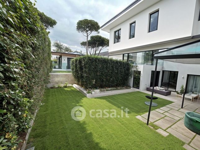 Casa bi/trifamiliare in residenziale in Via Don Lazzeri 8