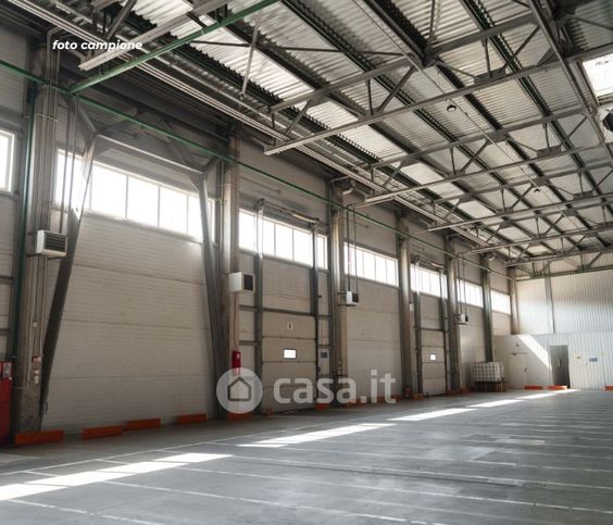 Capannone in commerciale in