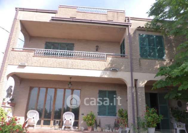 Casa indipendente in residenziale in Via Dante Alighieri