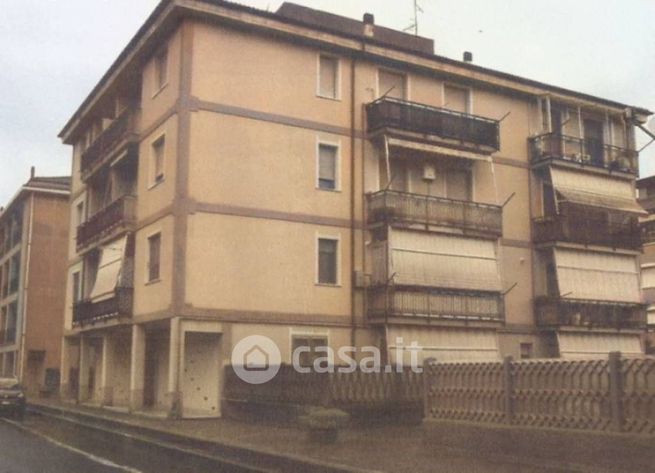 Box/posto auto in residenziale in Via Donegani 28