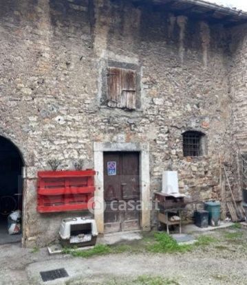 Capannone in commerciale in Via Pesarola 38