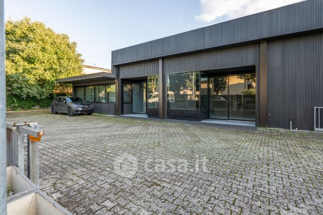 Capannone in commerciale in Via Tosco Romagnola Ovest 85