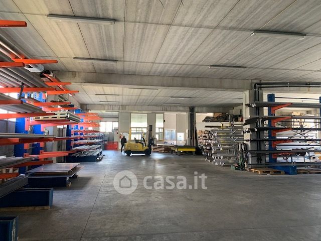 Capannone in commerciale in 