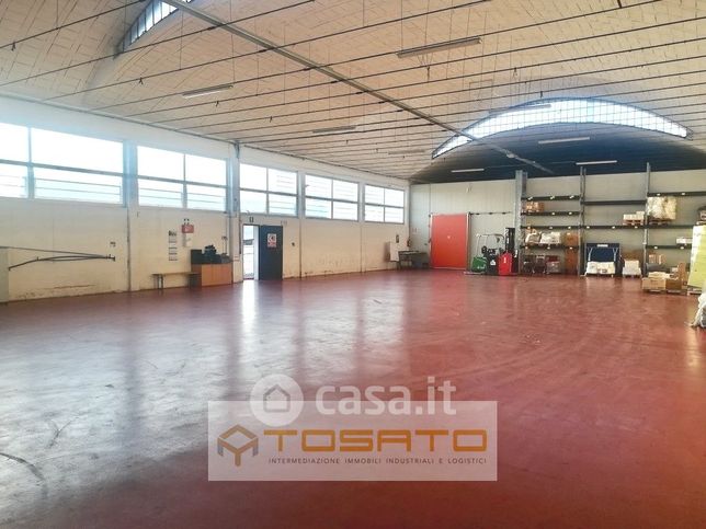 Capannone in commerciale in 