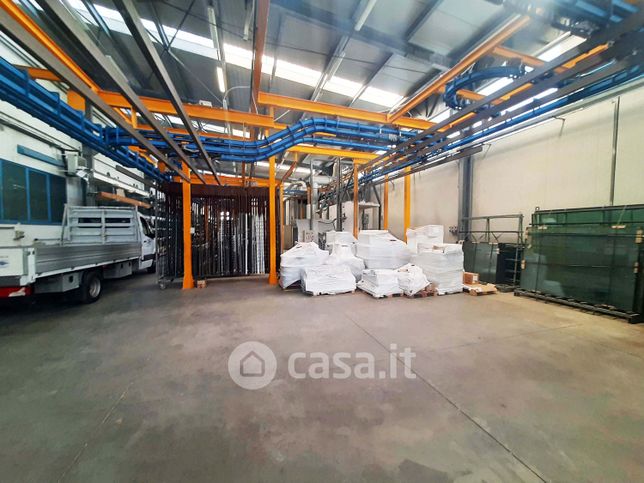 Capannone in commerciale in Via San Silvestro 25