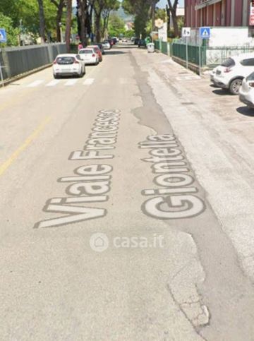 Ufficio in commerciale in Viale Francesco Giontella 2
