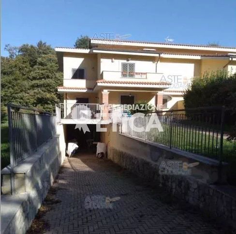 Casa bi/trifamiliare in residenziale in Viale dei Tigli 52