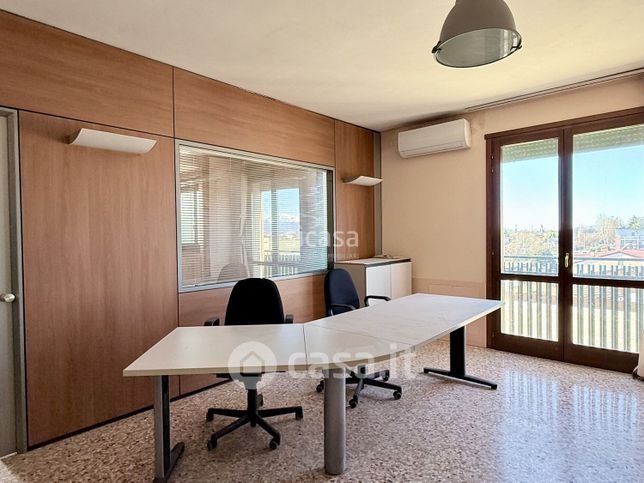 Ufficio in commerciale in 