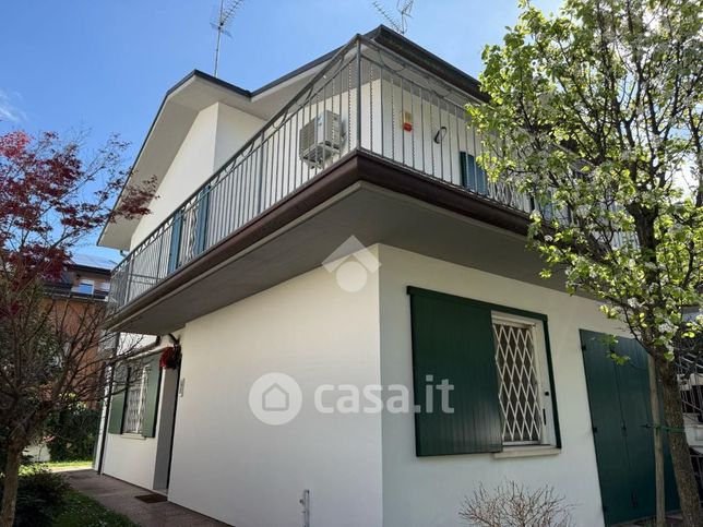 Villa in residenziale in Via Odoacre 16