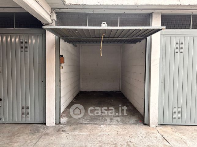 Garage/posto auto in residenziale in Via Matteo Bartoli 18 /C