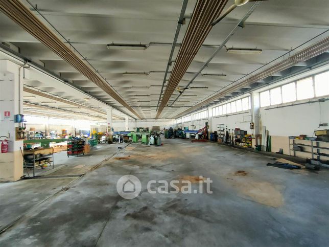 Capannone in commerciale in 