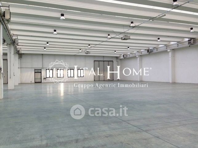 Capannone in commerciale in 