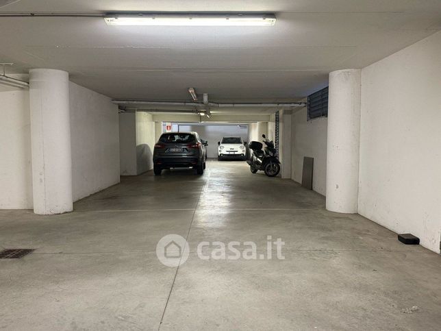 Box/posto auto in residenziale in Via Livorno 54