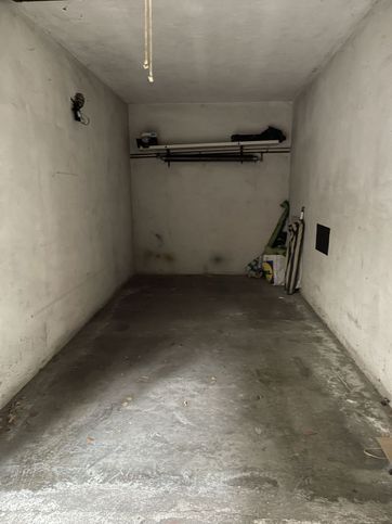Box/posto auto in residenziale in Via Emilio Alessandrini 3