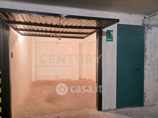 Box/posto auto in residenziale in Via Filippo Brunelleschi 15