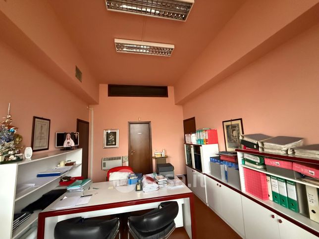 Ufficio in commerciale in Via U. Foscolo 76