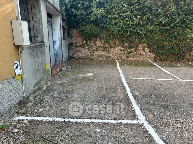 Box/posto auto in residenziale in Via del Porto 38
