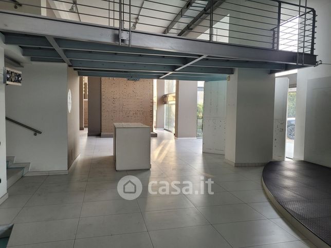 Capannone in commerciale in 