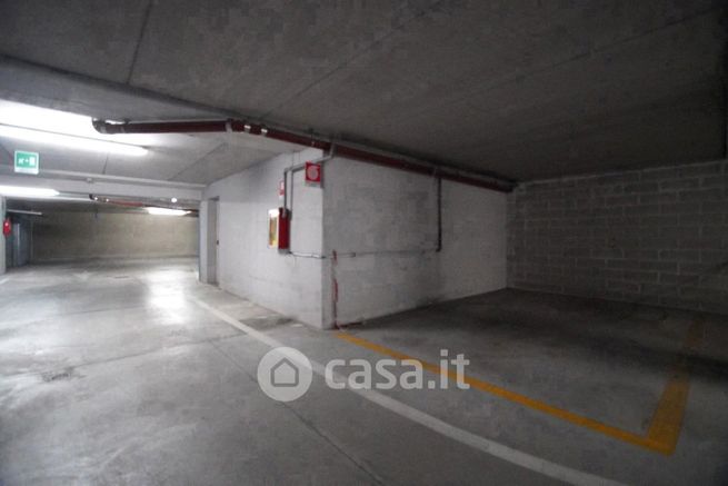 Box/posto auto in residenziale in Via Volturno 0 .