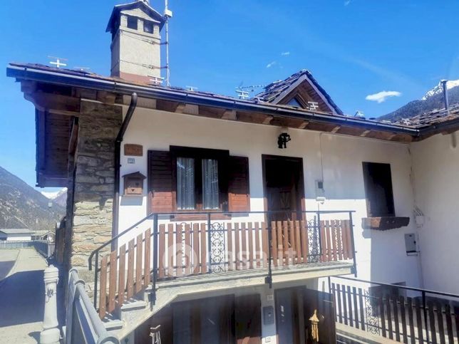 Casa bi/trifamiliare in residenziale in La Cretaz