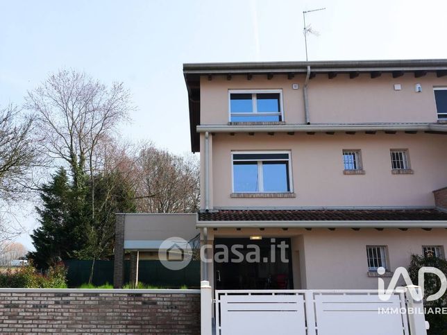 Villetta a schiera in residenziale in Via A. Saccani 4 /b