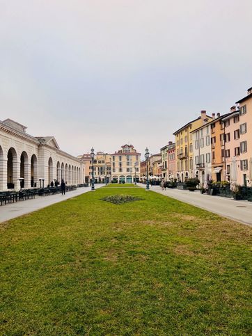 Attività/licenza (con o senza mura) in commerciale in Piazzale Arnaldo