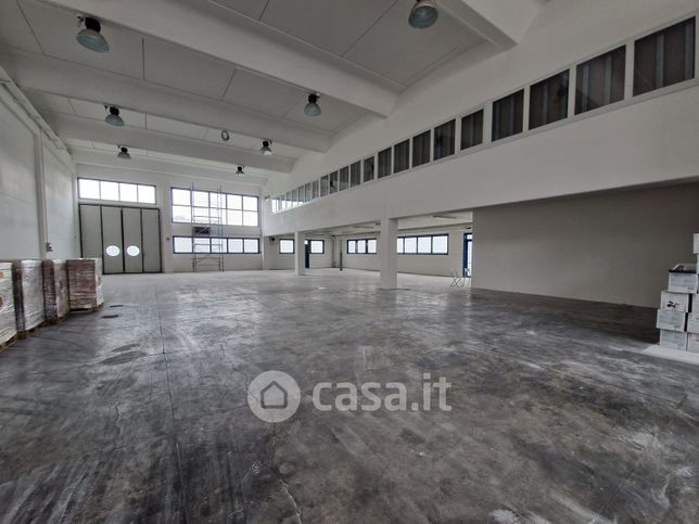 Capannone in commerciale in Via Mercadante