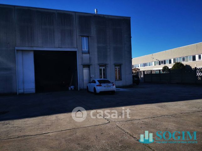 Capannone in commerciale in 