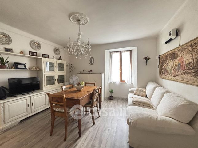 Casa bi/trifamiliare in residenziale in