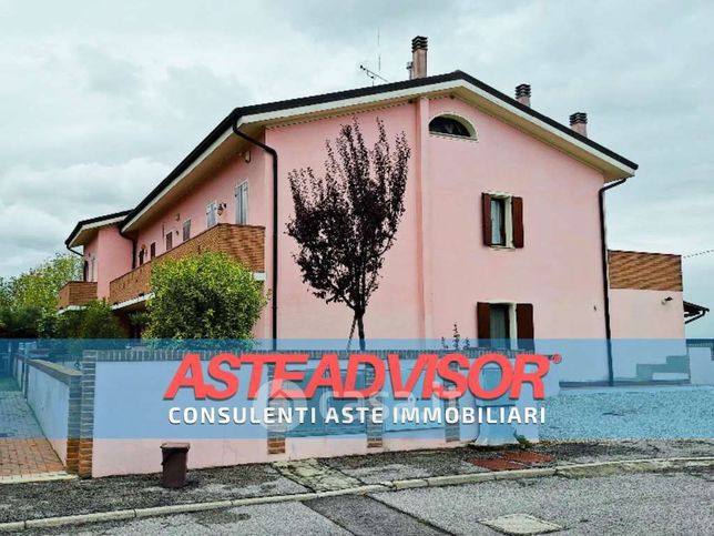 Villetta a schiera in residenziale in Via Ippolito Nievo 1