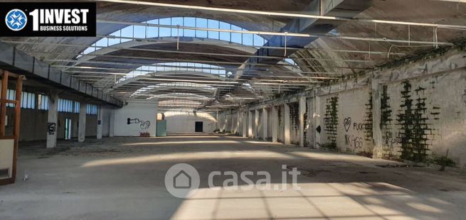 Capannone in commerciale in 