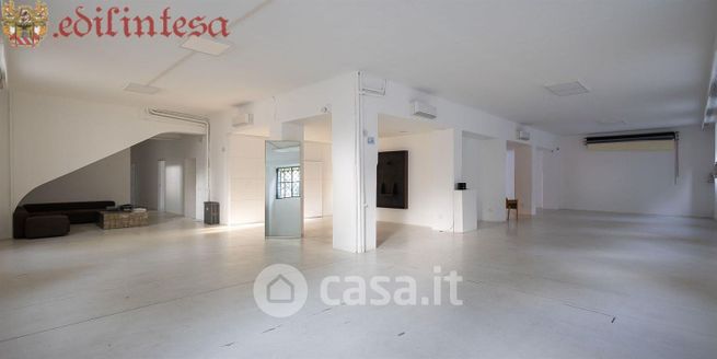 Capannone in commerciale in Viale Umbria 49