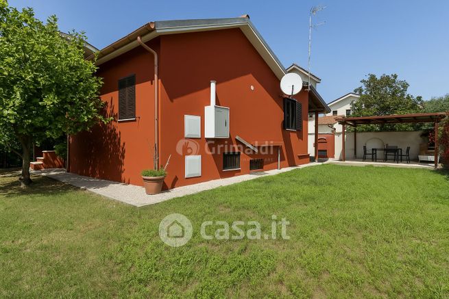 Villa in residenziale in Via Sperlonga 18