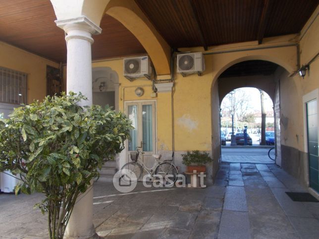 Negozio/locale commerciale in commerciale in Piazza Maggiore