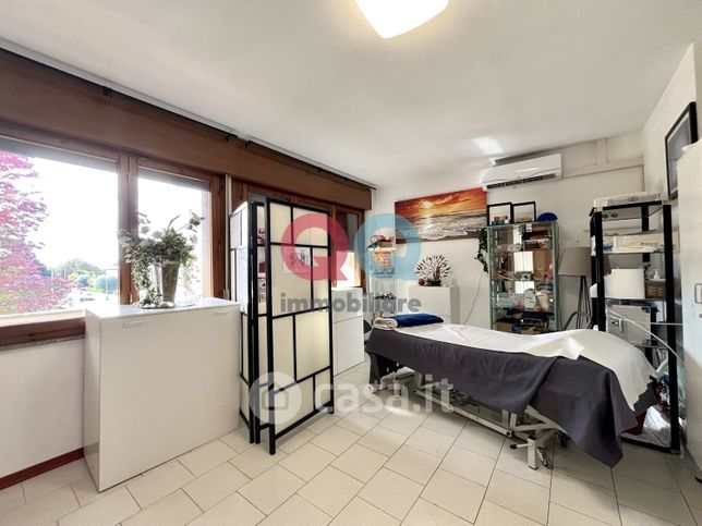 Ufficio in commerciale in Via Liguria 25