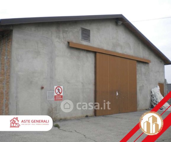 Negozio/locale commerciale in commerciale in Via Cento 269