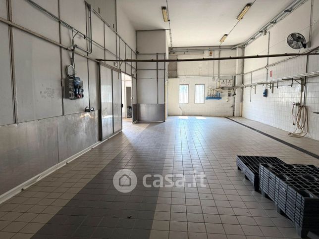 Capannone in commerciale in 