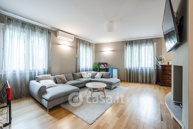 Appartamento in residenziale in Via Pavia 60