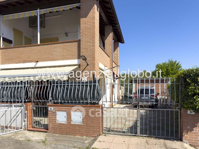 Casa bi/trifamiliare in residenziale in Viale Pakistan 36