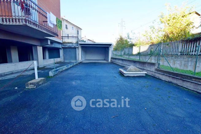 Box/posto auto in residenziale in Corso Armando Diaz 2