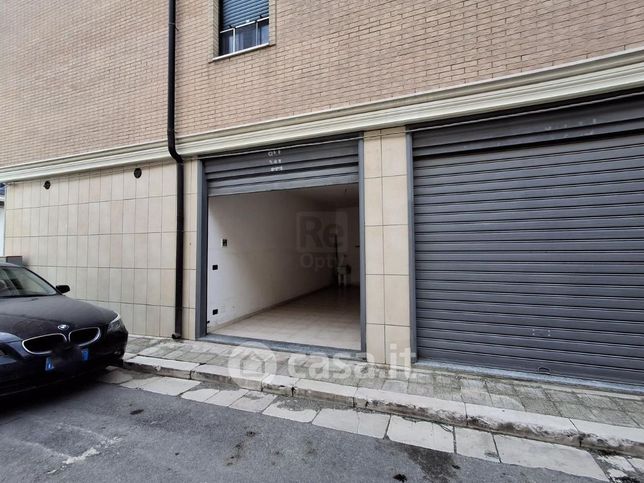 Box/posto auto in residenziale in Via Bisceglie