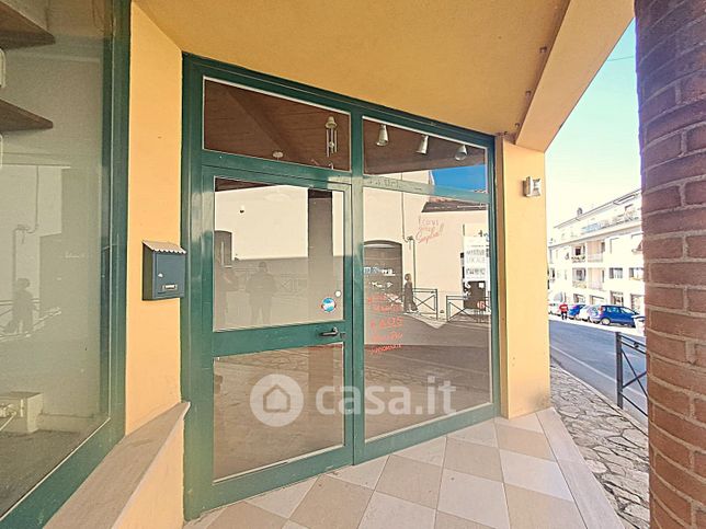 Negozio/locale commerciale in commerciale in Via Rimembranze