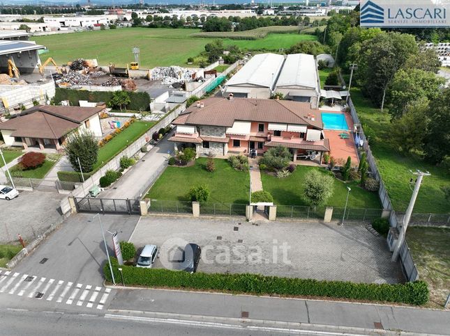 Capannone in commerciale in Via Levate 41