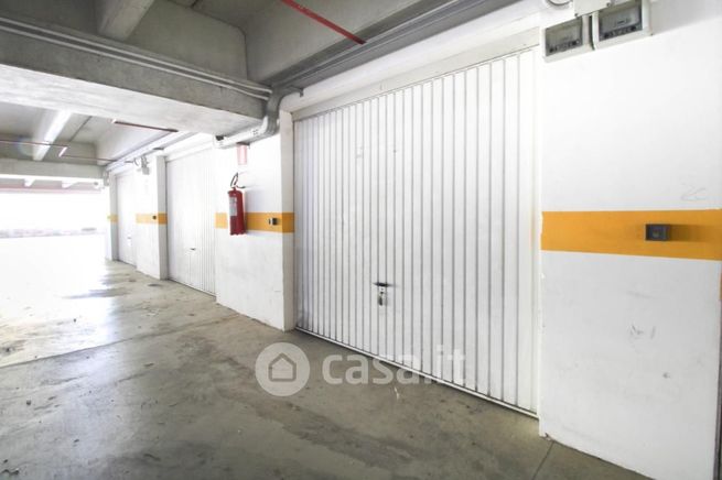 Garage/posto auto in residenziale in Piazza degli Eroi Canadesi 1