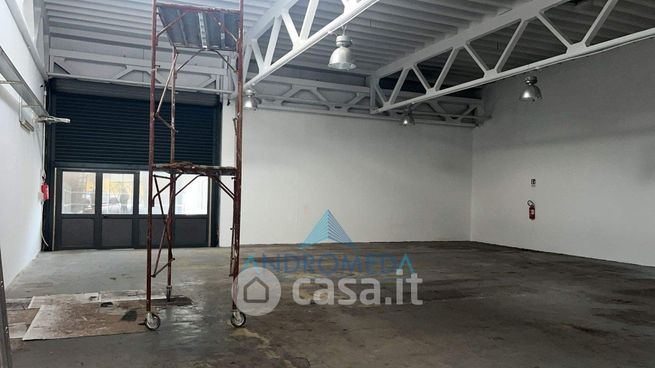 Capannone in commerciale in 