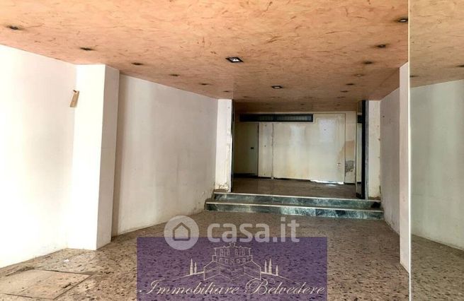 Negozio/locale commerciale in commerciale in Via Spinello Aretino