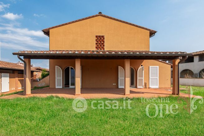 Casa bi/trifamiliare in residenziale in Via Valdinievole Sud 1