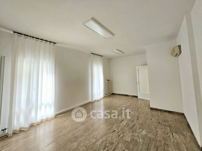Ufficio in commerciale in Piazza Ossicella