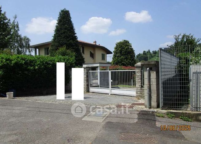 Box/posto auto in residenziale in Via Carminati de Brambilla Giorgio 4