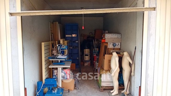Box/posto auto in residenziale in Via Azario